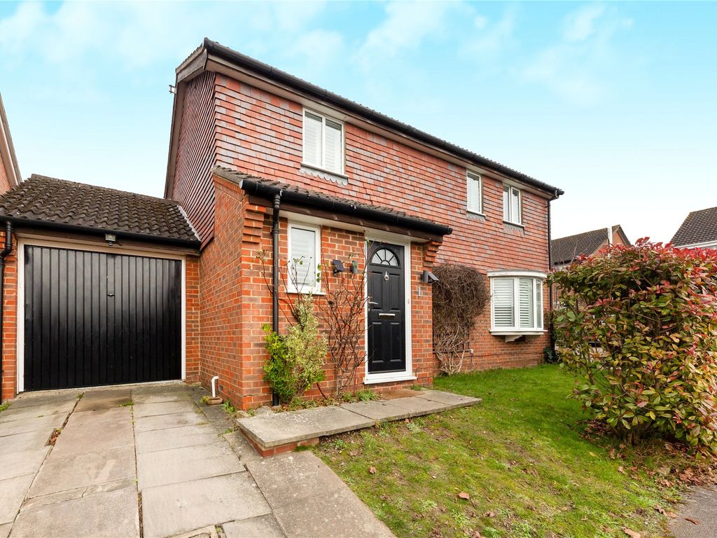 4 bed detached house to rent in Gleneagles Drive, Farnborough