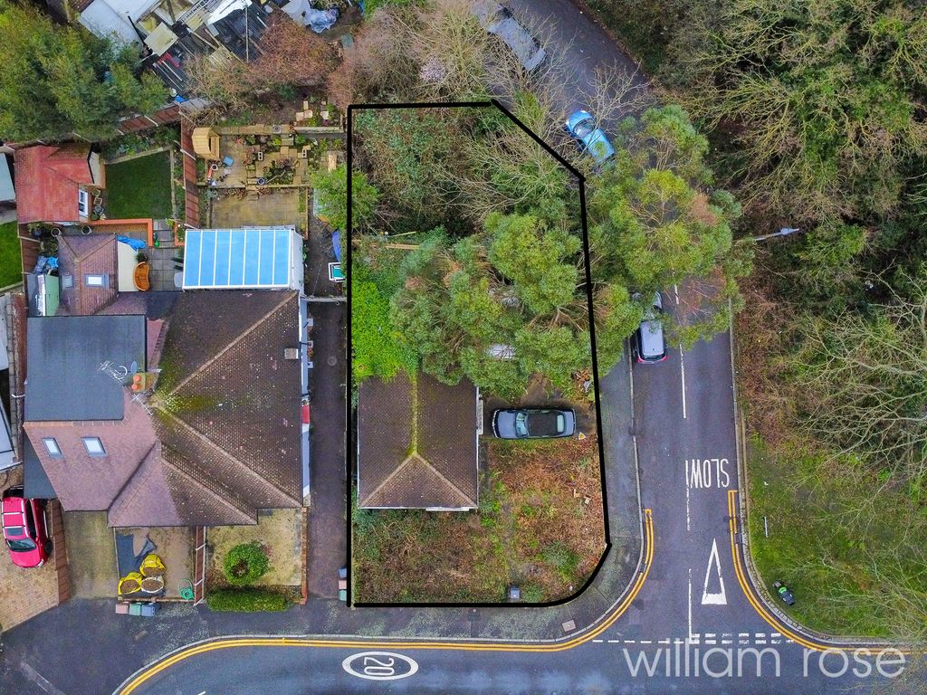 3 bed detached house for sale in Kings Head Hill, London E4, £600,000