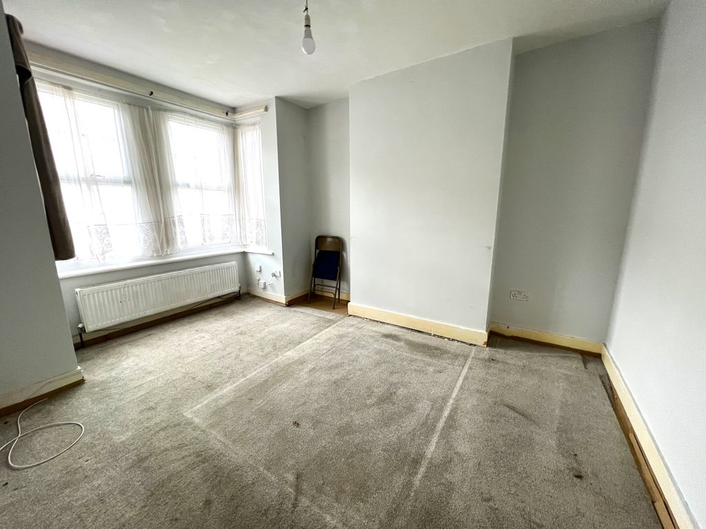 4 bed terraced house to rent in St. Johns Road, Barking IG11, £1,950