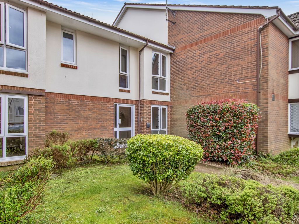 1 bed flat for sale in Maunsell Park, Station Hill, Crawley RH10, £