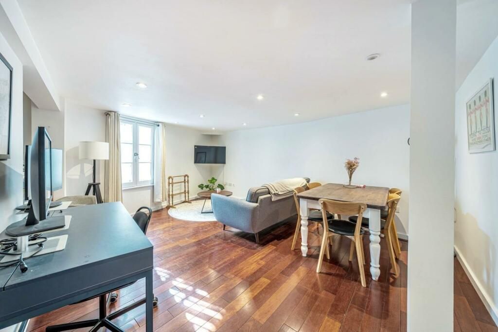 2 bed flat to rent in Amwell Street, London EC1R, £2,850 pcm Zoopla