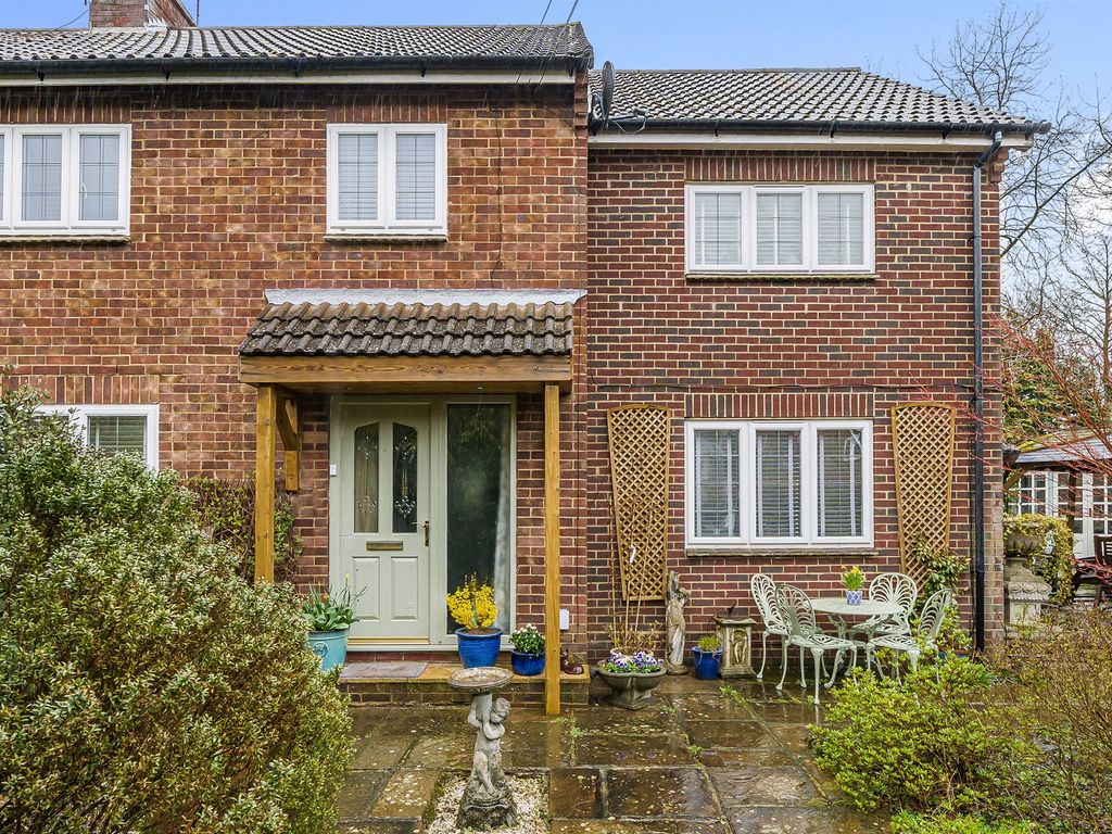 5 bed semidetached house for sale in Cromer Close, Little Gaddesden