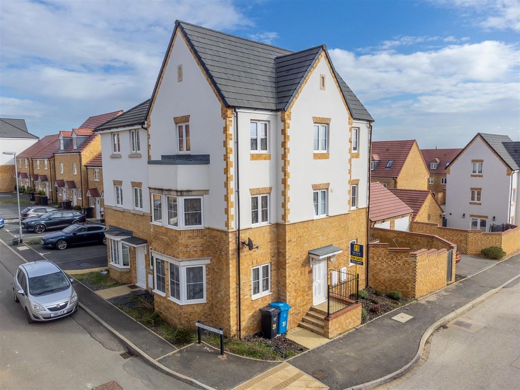4 bed semidetached house to rent in Brecon Close, Little Stanion