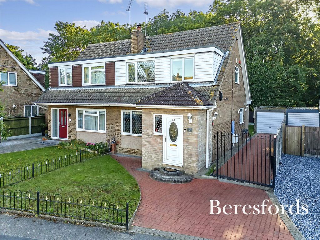 3 bed semidetached house for sale in Magnolia Way, Pilgrims Hatch CM15