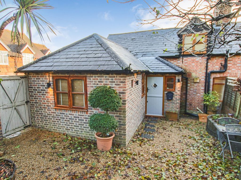 3 bed semidetached house for sale in Hammerwood Road, Ashurst Wood
