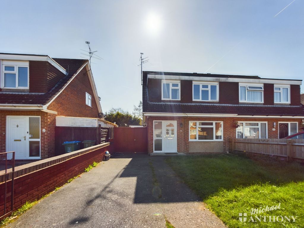 3 bed semidetached house for sale in Rowland Way, Aylesbury