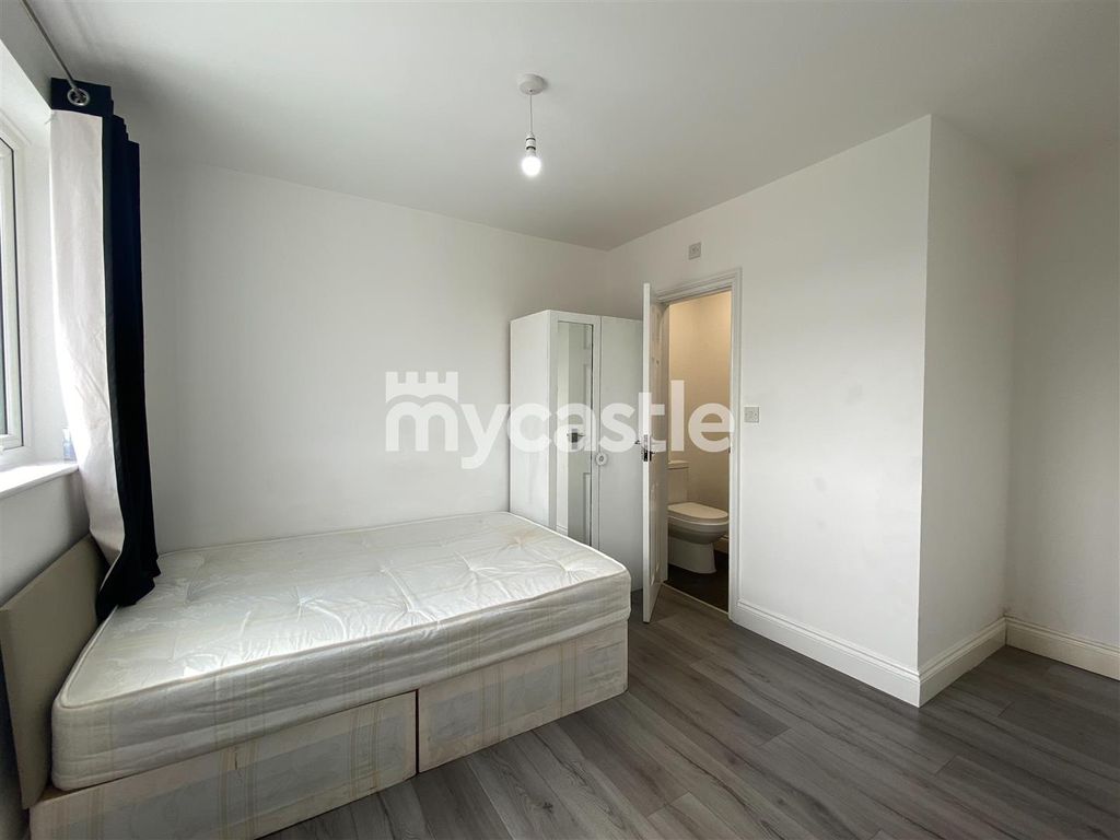 Room to rent in Sunningdale Avenue, Feltham TW13, £850 pcm Zoopla