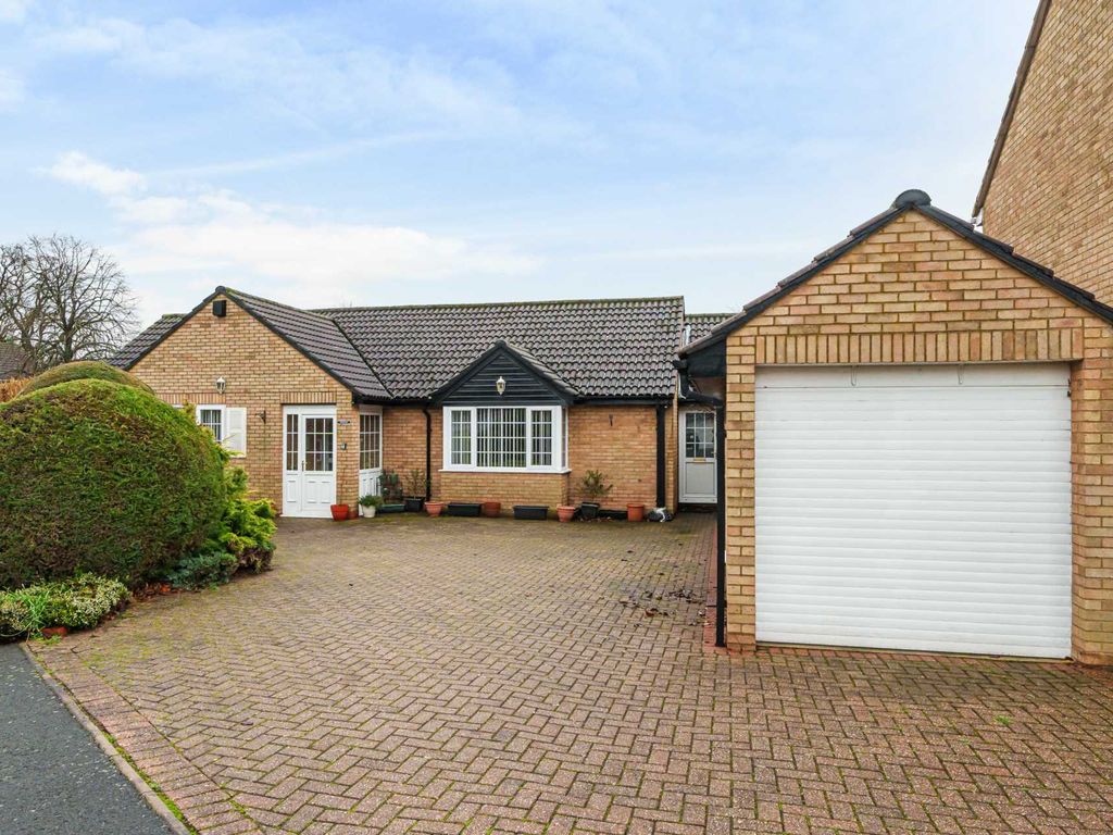 3 bed detached bungalow for sale in Douglas Road, Brickhill MK41, £