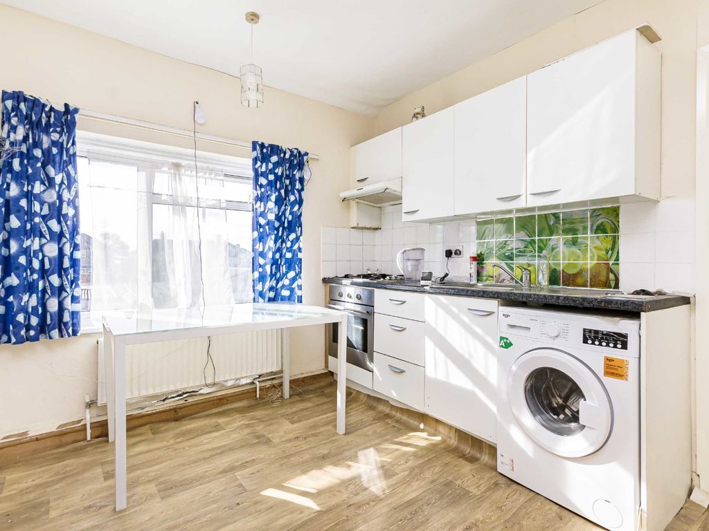 2 bed property to rent in Fairfield Drive, Perivale, Greenford UB6, £