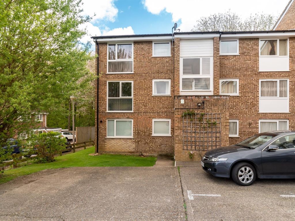 2 bed flat to rent in Blair Close, Hemel Hempstead HP2, £1,275 pcm Zoopla