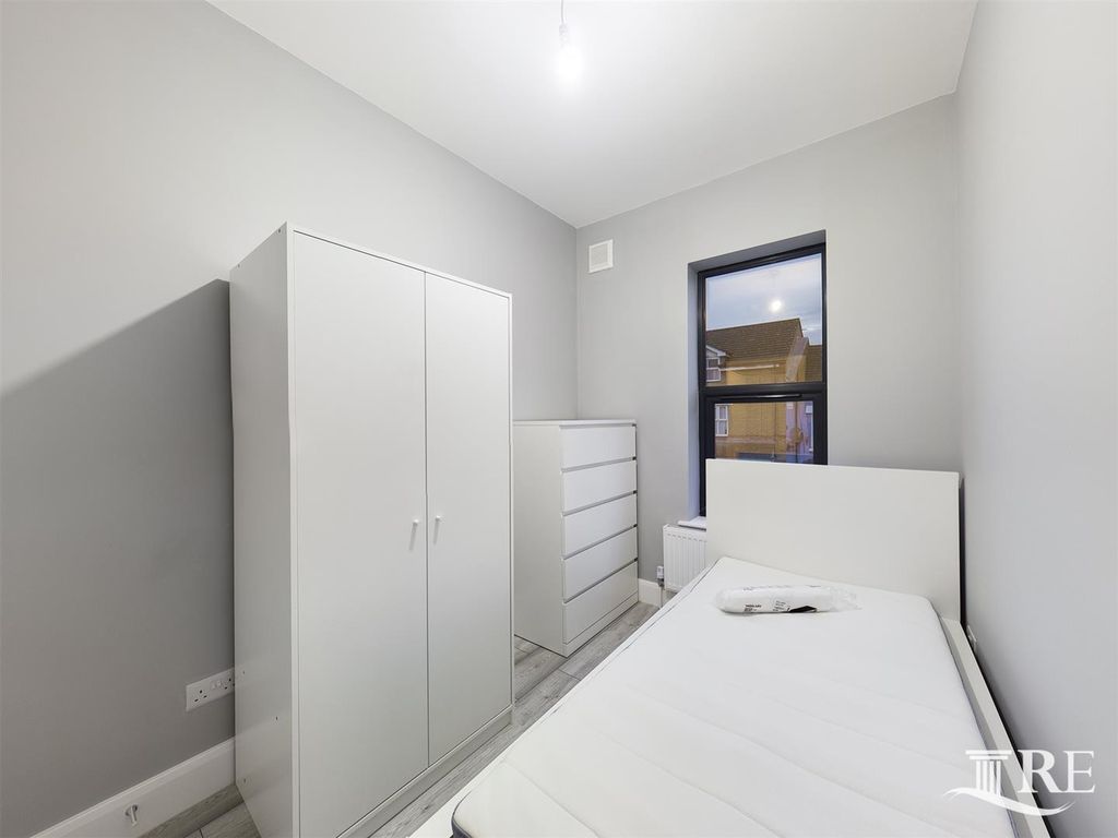 Room to rent in Beaconsfield Road, London NW10 Zoopla