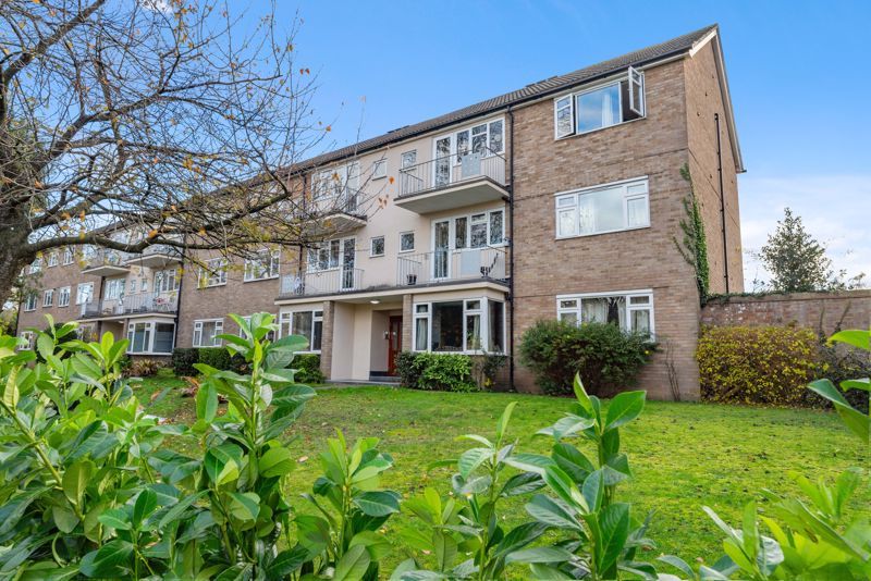 2 bed flat for sale in Lyndhurst Court, Grange Road, Sutton SM2, £