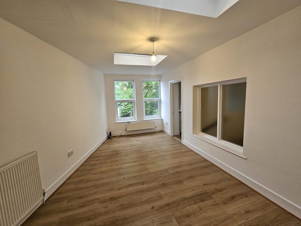 2 bed flat to rent in Christchurch Road, Bournemouth BH7, £