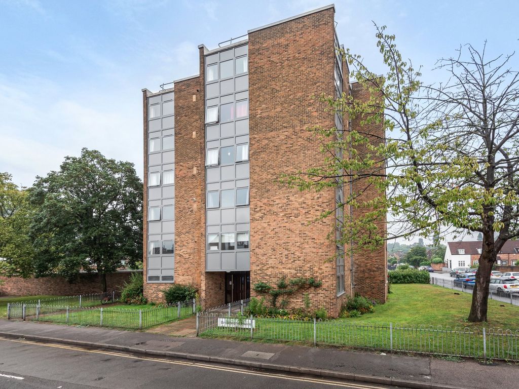 Grenside Road, Weybridge KT13  