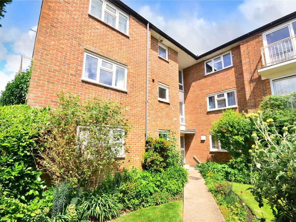 2 bed flat for sale in Newlands Crescent, East Grinstead, West Sussex