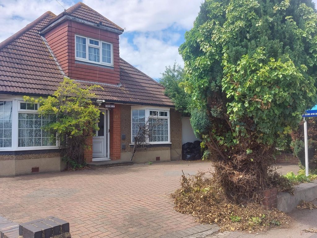 5 bed detached bungalow for sale in Blackshots Lane, Grays RM16, £