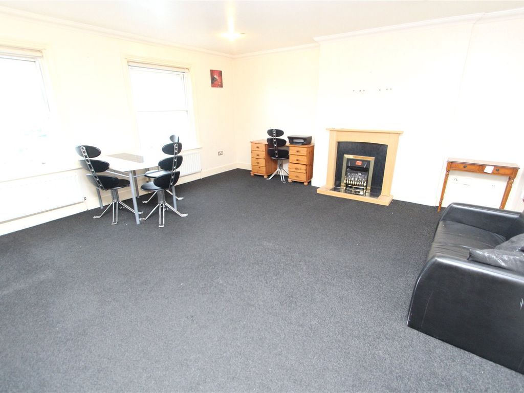 2 bed flat to rent in High Street, Gravesend, Kent DA11, £950 pcm Zoopla