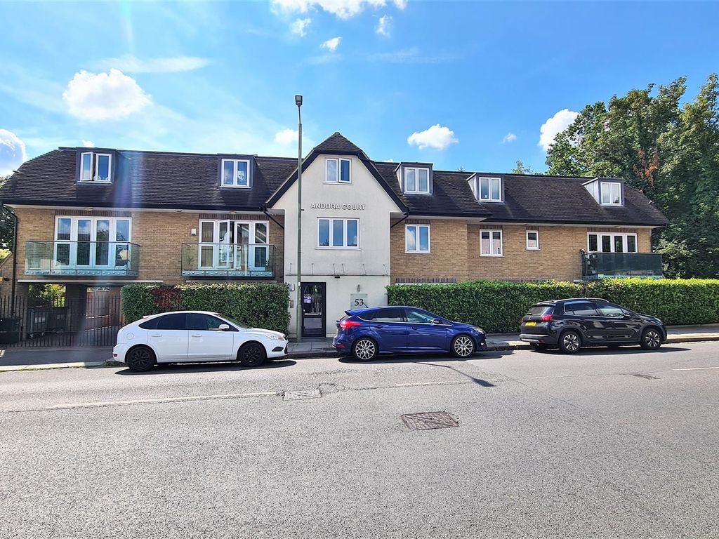 3 bed flat to rent in Andora Court, Longmore Ave, East EN4, £