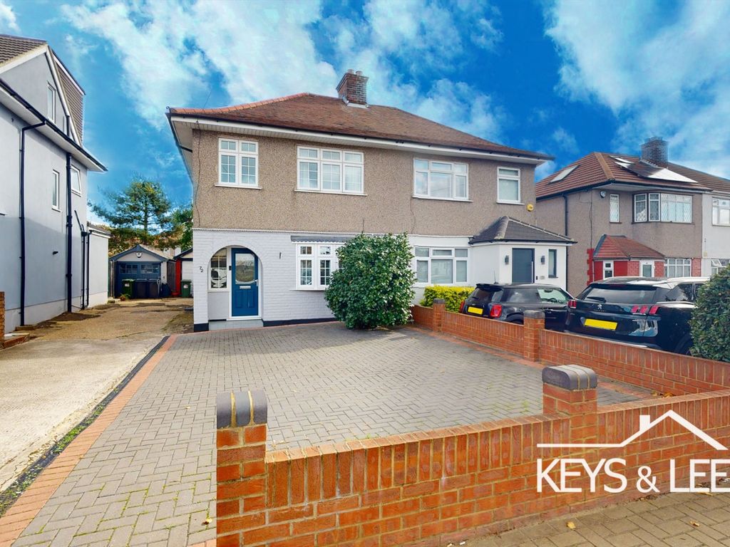 3 bed semidetached house to rent in Clockhouse Lane, Collier Row