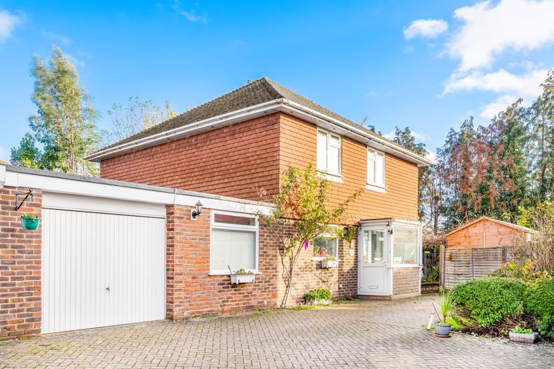 4 bed linkdetached house for sale in Roseacre, Hurst Green, Oxted RH8