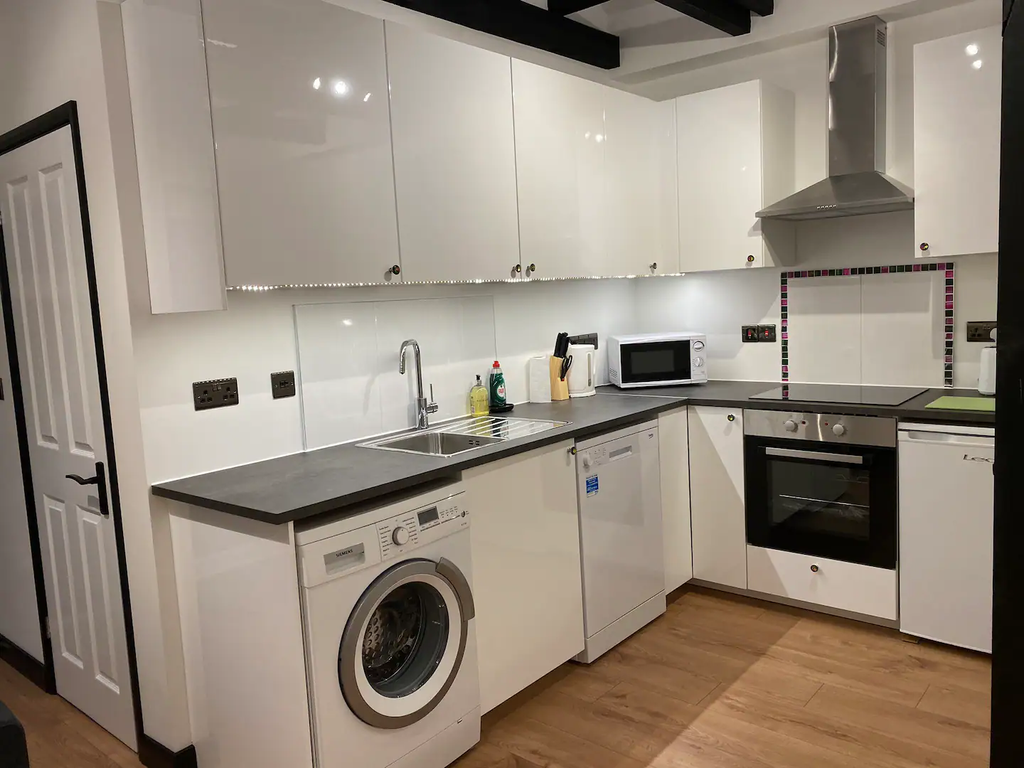 Studio to rent in Fieldway, Amersham HP7, £2,817 pcm Zoopla