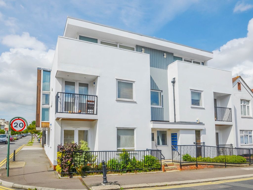 2 bed flat to rent in Glendale Gardens, LeighOnSea, Essex SS9 Zoopla