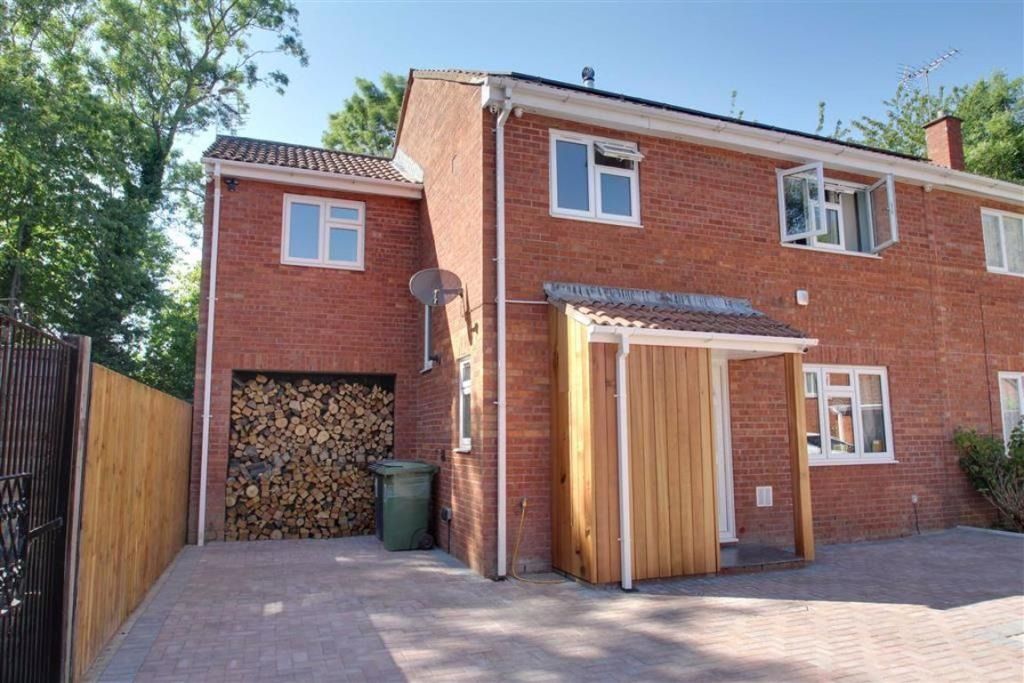 4 bed semidetached house for sale in 3 Anson Close, Bovingdon, Hemel