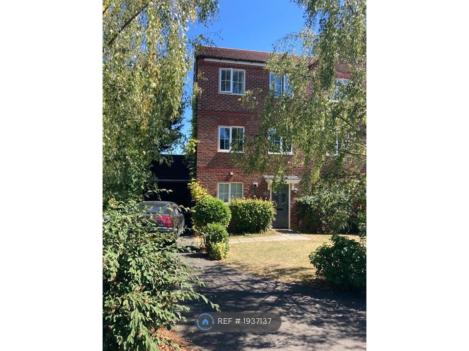 4 bed semidetached house to rent in The Sidings, Oakham LE15, £950 pcm