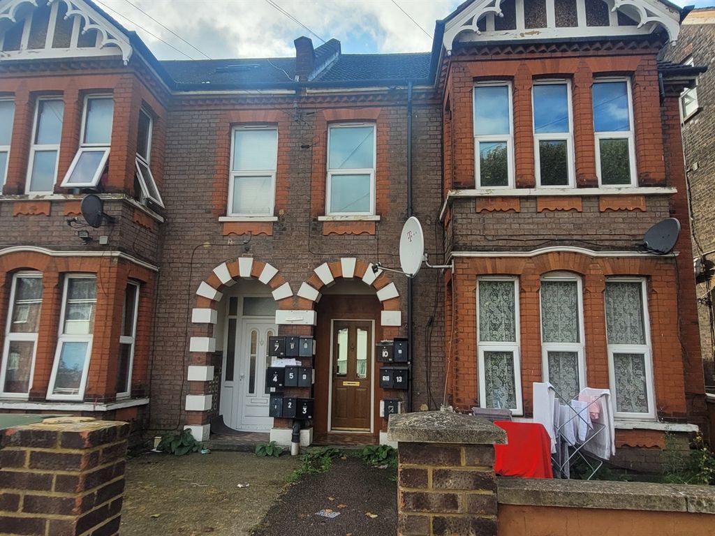 Studio for sale in Biscot Road, Luton LU3, £75,000 Zoopla