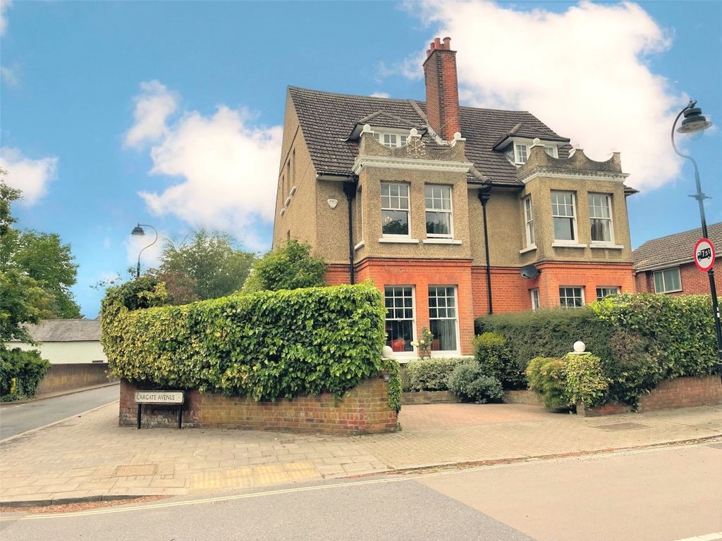 5 bed semidetached house for sale in Cargate Avenue, Aldershot