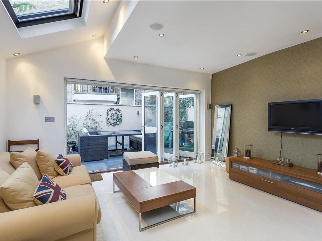 2 bed flat to rent in Barclay Road, Fulham SW6, £3,000 pcm Zoopla