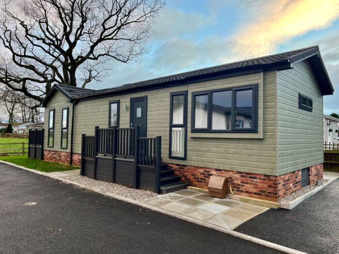 2 bed mobile/park home for sale in Newton Hall Lane, Mobberley