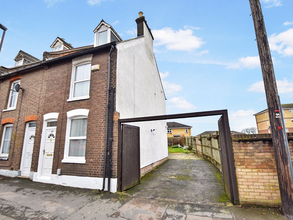 3 bed end terrace house for sale in Old Bedford Road, Luton