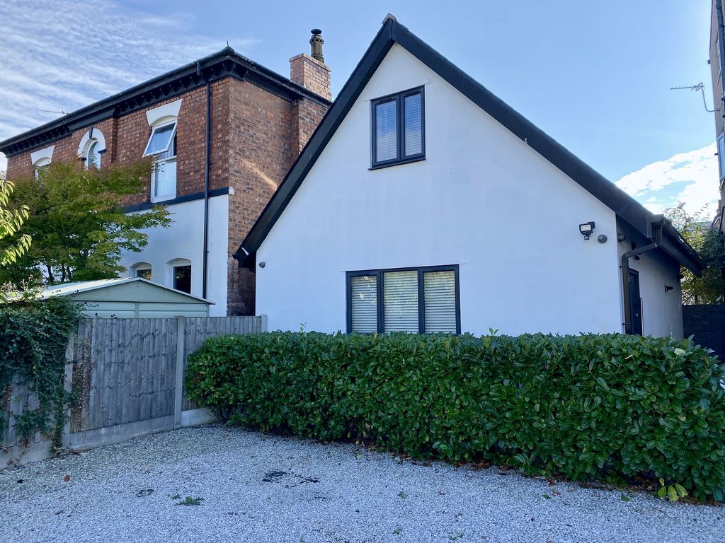 2 bed detached house to rent in Cross Street, Southport, Merseyside