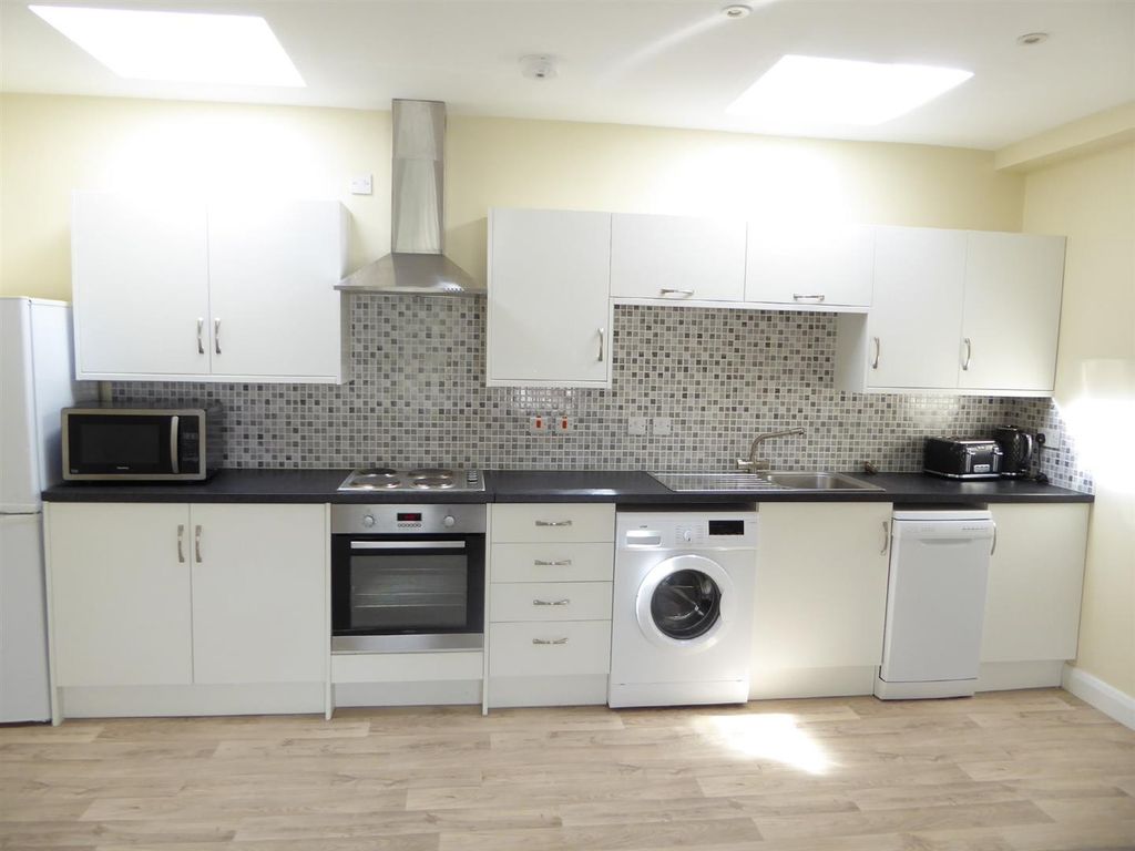 1 bed flat to rent in Woodley Close, Tooting SW17, £1,550 pcm Zoopla
