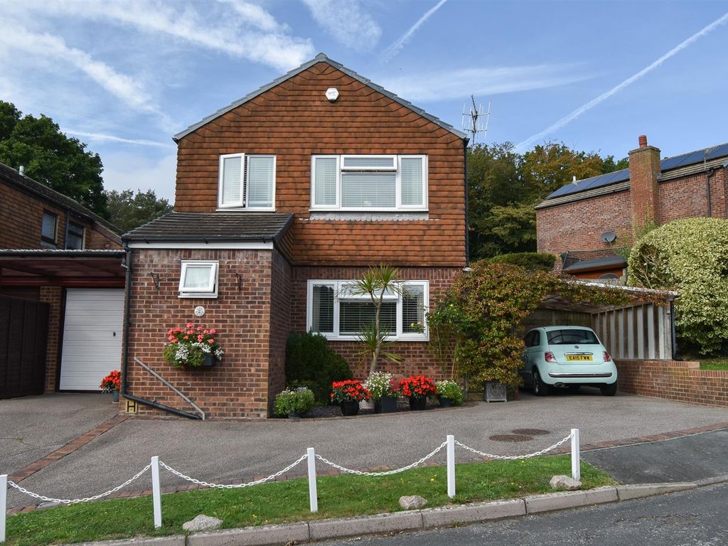 3 bed linkdetached house for sale in Pinewood Way, St. LeonardsOnSea