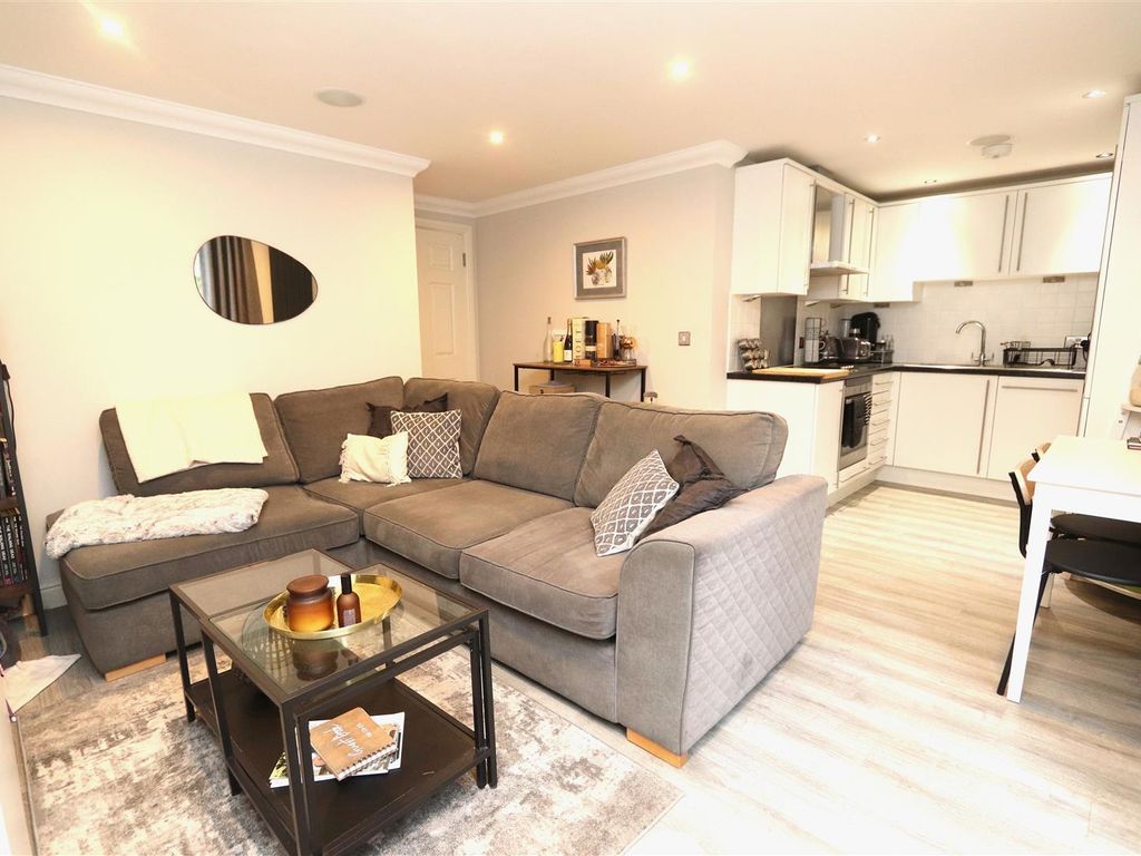 2 bed flat for sale in Hutton Road, Shenfield, Brentwood CM15, £325,000
