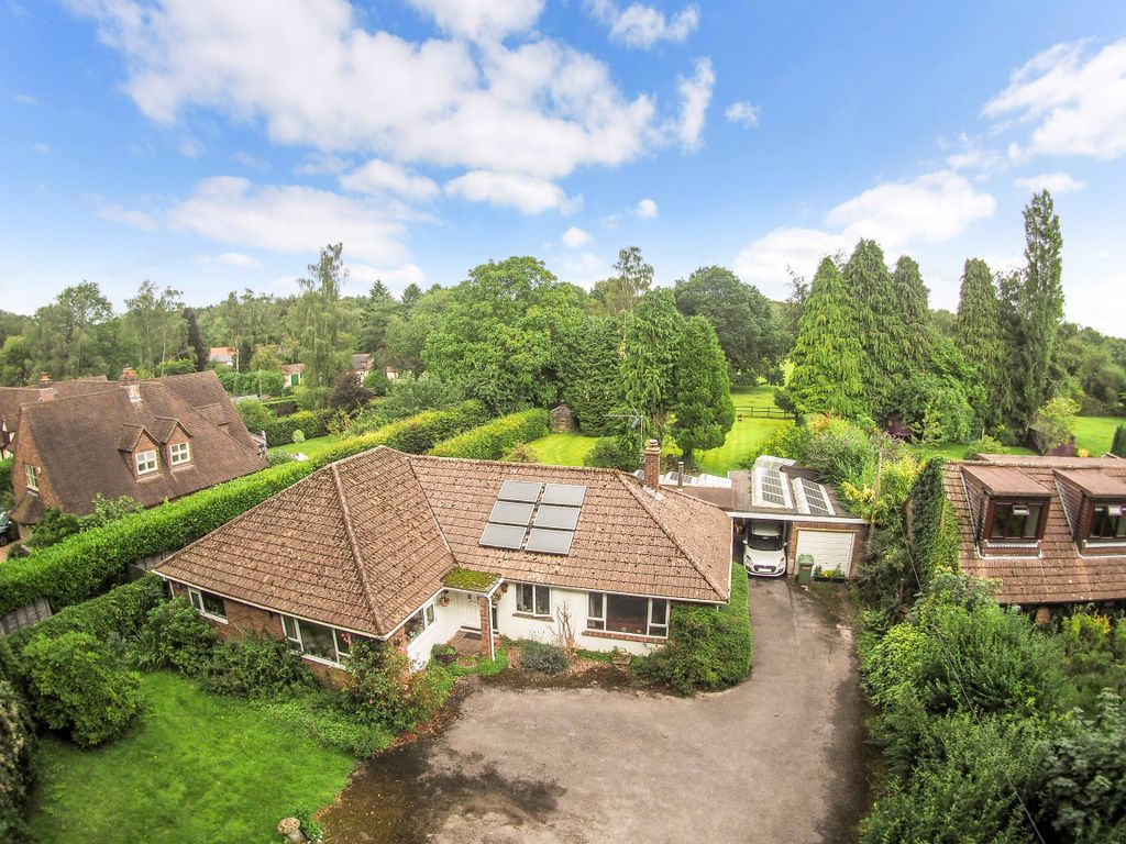 4 bed detached bungalow for sale in Upper Anstey Lane, Alton GU34, £