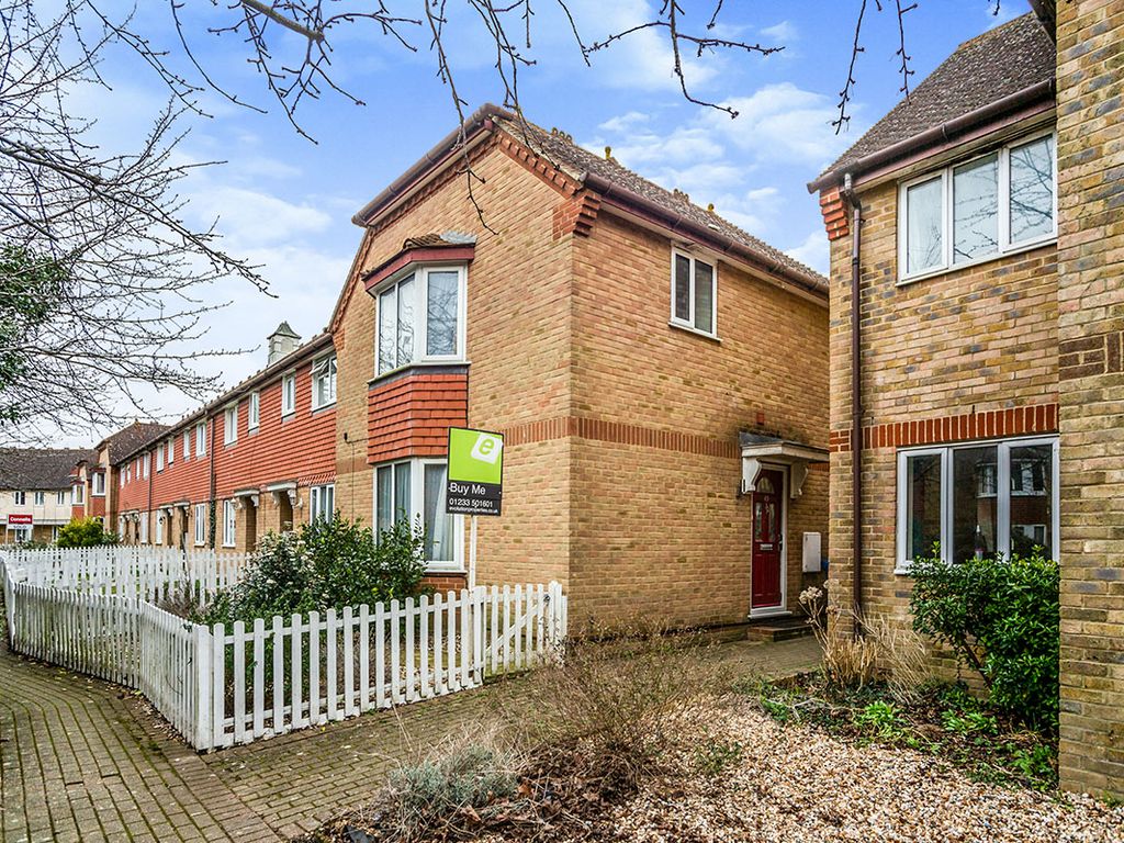 3 bed semidetached house for sale in Spillett Close, Faversham, Kent