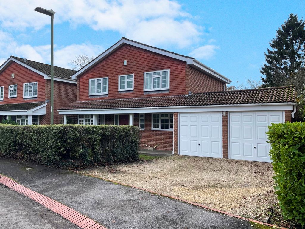 4 bed detached house for sale in Oakenbrow, Sway, Lymington SO41, £