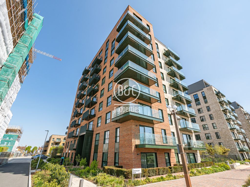 2 bed flat to rent in Sibley House, Cedrus Avenue, Southall, London UB1