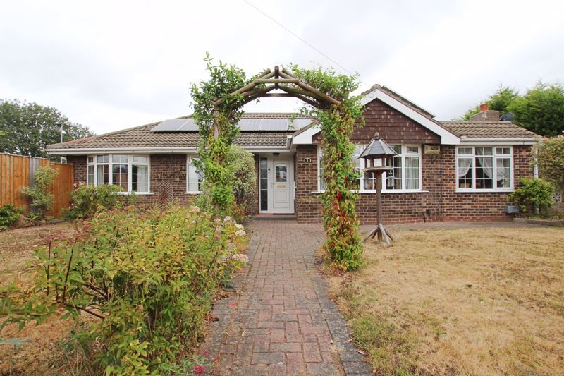 3 bed detached bungalow for sale in South View, HoltonLeClay, Grimsby