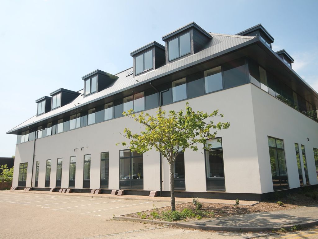 1 bed flat to rent in Challenge Court, Leatherhead KT22, £1,200 pcm