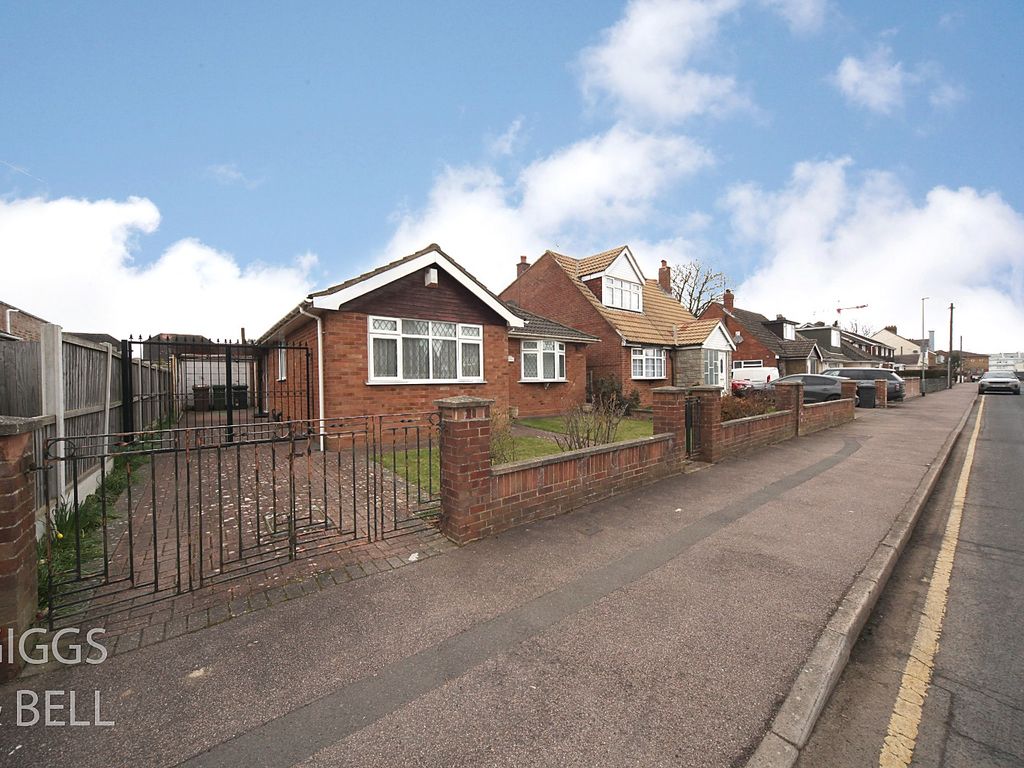 2 bed detached bungalow for sale in Eldon Road, Luton, Bedfordshire LU4