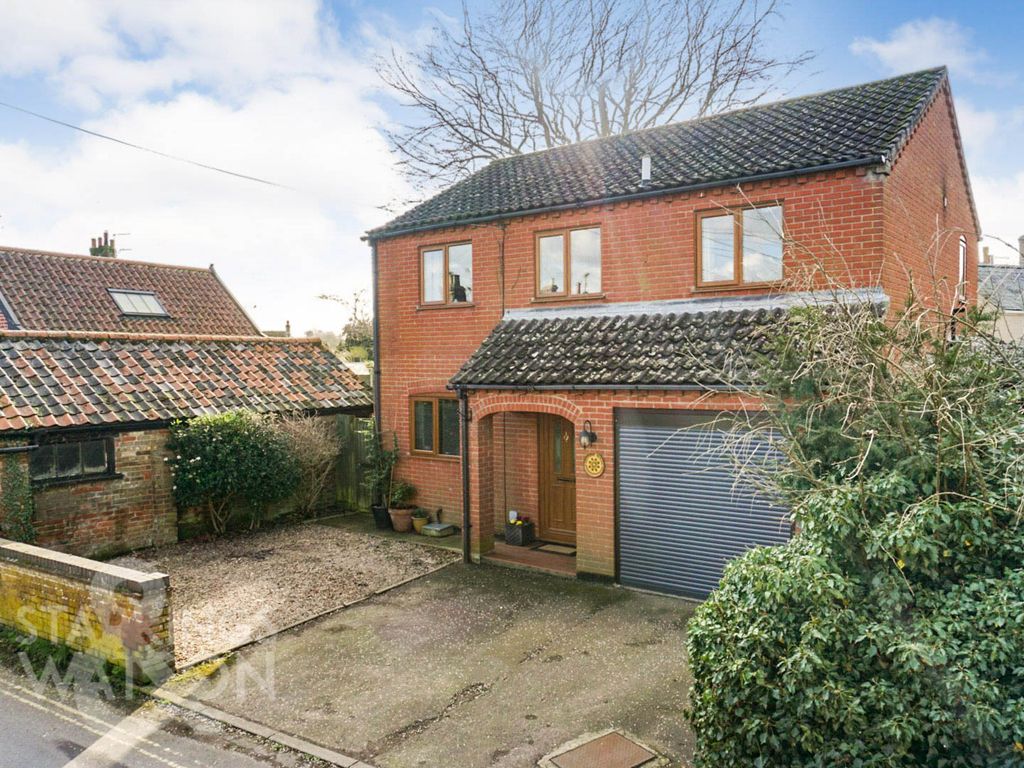 3 bed detached house for sale in Laburnum Road, Bungay NR35, £325,000