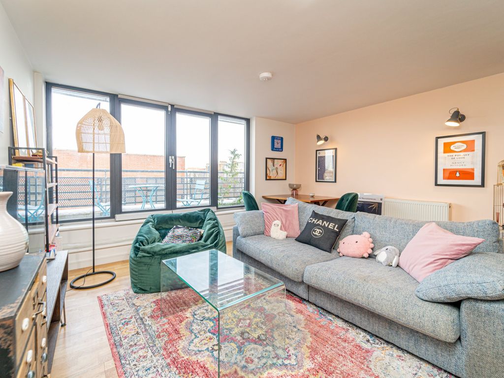 2 bed flat to rent in Victorian Grove, Stoke Newington, London N16, £