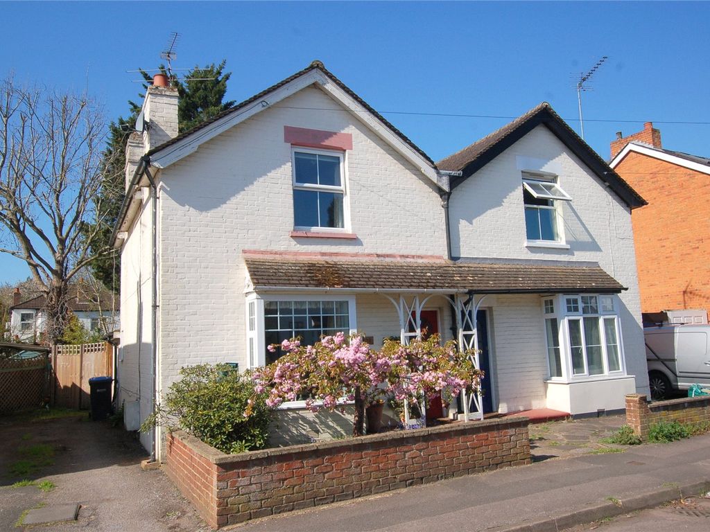 3 bed semidetached house for sale in Liberty Hall Road, Addlestone