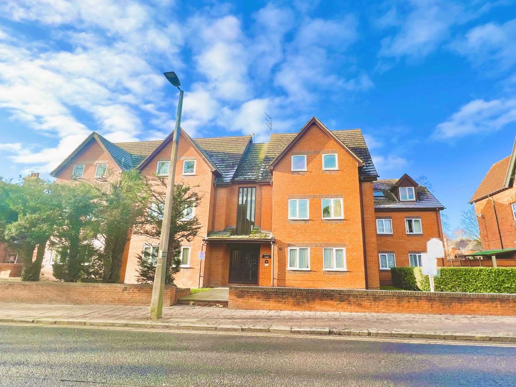 2 bed flat for sale in Regents Court, Shakespeare Road, Bedford MK40, £
