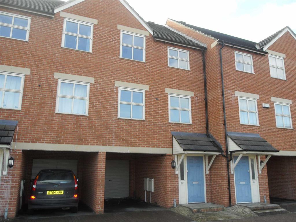 3 bed town house to rent in Avening Street, Gorse Hill, Swindon SN2