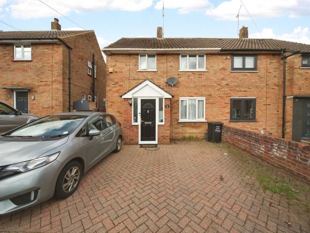 3 bed semidetached house for sale in Long Close, Luton LU2, £340,000